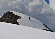 51 Renato in ripida salita per la cima nord dei Tre Pizzi (2167 m) su neve dura 